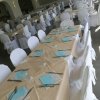 Sala da pranzo interna con tavoli apparecchiati.