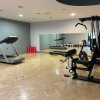 Palestra con tapis roulant e attrezzature per allenamento.