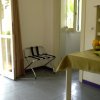 Cucina luminosa con tavolo, sedie e balcone aperto.