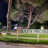 Parco giochi illuminato con scritta 