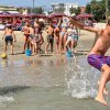 Bambini giocano in mare vicino alla spiaggia.