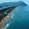Vista aerea di una lunga spiaggia e mare.