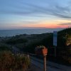 Sentiero verso la spiaggia al tramonto.