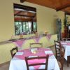 Interno di un ristorante con tavoli apparecchiati e tovaglie rosa.
