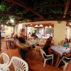 Persone sedute all'aperto in un ristorante.