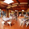 Sala interna di un ristorante con tavoli apparecchiati.