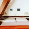 Una camera da letto con un letto matrimoniale sotto una scala di legno.