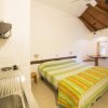 Stanza con letto matrimoniale e cucina a vista.