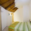 Interno con letto matrimoniale e soffitto in legno.