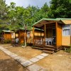Bungalow di legno con piccolo patio.