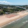 Spiaggia con ombrelloni vista dall'alto.