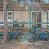 Casetta con veranda e due biciclette parcheggiate.