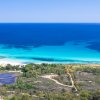 Panoramica di costa, spiaggia e mare blu.