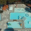 Piscina all'aperto con spazi per prendere il sole.
