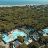 Vista aerea di un campeggio con piscine e alberi.