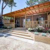 Casa mobile con veranda in legno e fiori.