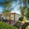Casa mobile con veranda vicino al mare.