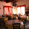 Sala ristorante con tavoli apparecchiati.