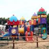 Colorato parco giochi recintato.