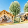 Tende glamping con veranda in legno.