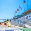 Scivolo e altalene su una spiaggia sabbiosa.
