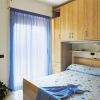 Camera da letto con tende blu e letto matrimoniale.