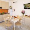 Cucina moderna con tavolo apparecchiato.