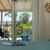 Camera da letto con vista su veranda e giardino fiorito.