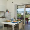Cucina moderna con tavolo apparecchiato.
