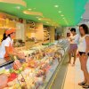 Interno di una salumeria con clienti al bancone.